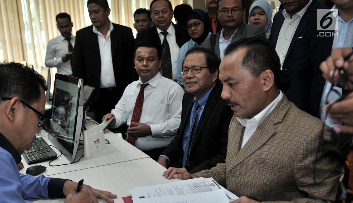 Mantan Menko Bidang Kemaritiman, Rizal Ramli melaporkan Surya Paloh di Bareskrim Polri, Jakarta Pusat,  Selasa (16/10). Ditemani 60 pengacara, Rizal Ramli melaporkan Surya Paloh terkait dugaan pencemaran nama baik. (Merdeka.com/Iqbal S. Nugroho)