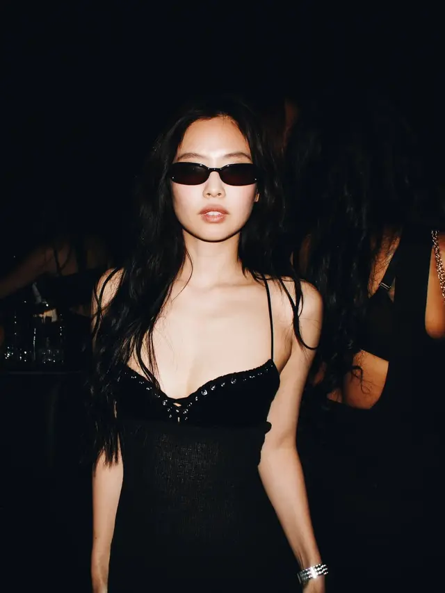 Jennie Pamer Aura Elegan dalam Balutan Fringe Black Dress saat Hadiri Event Pre-Met Gala di New York