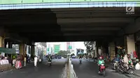 Kondisi lalu lintas di depan Gedung Pasar Tanah Abang, Jakarta, Jumat (22/6). Sebagian pedagang terpaksa menggelar lapak di luar gedung akibat belum dibukanya kembali Pasar Tanah Abang usai Lebaran. (Liputan6.com/Immanuel Antonius)