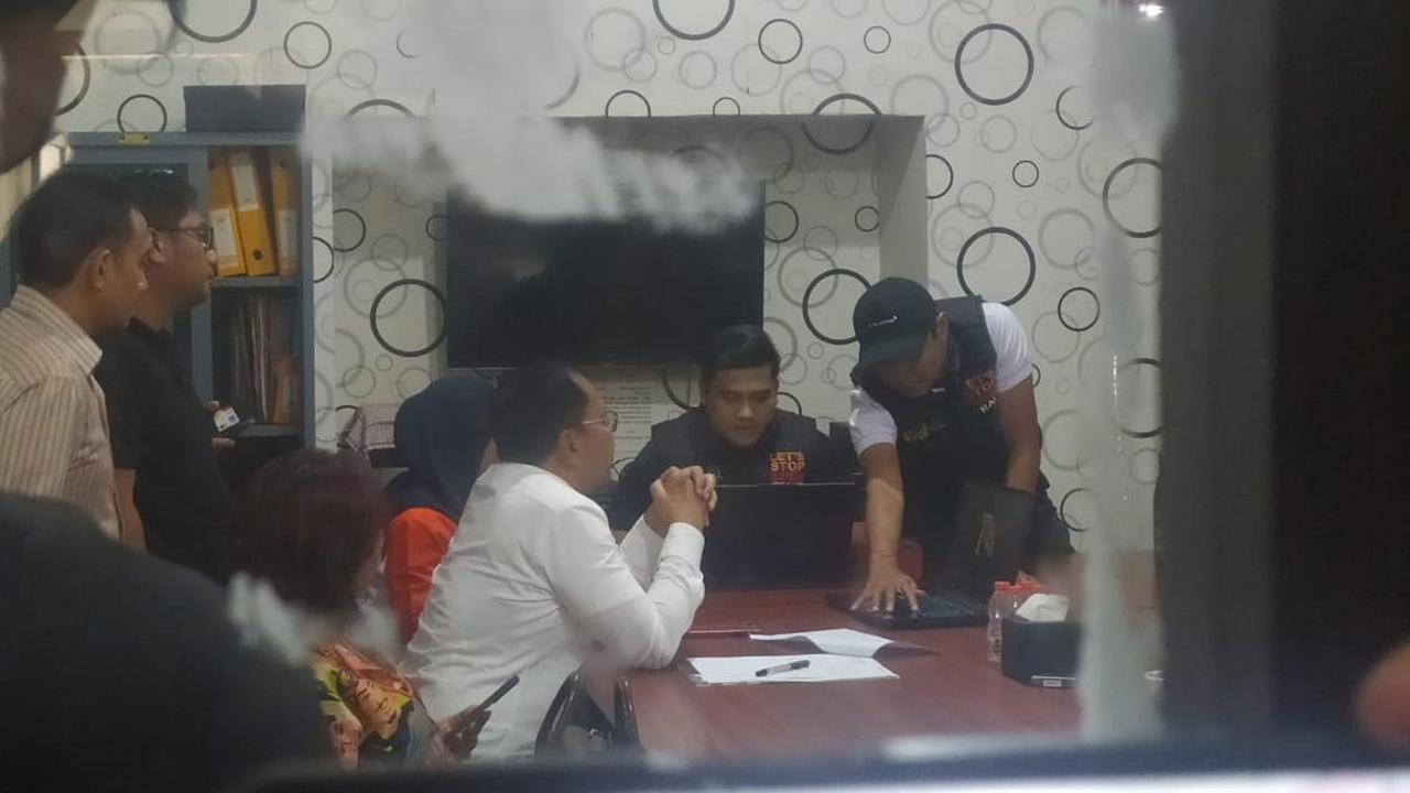 Potret Cagub Sulsel Nomor Urut 1 Diperiksa Bawaslu di Ruangan Penyidik, Ditanya-tanya Sambil Berdiri