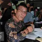 Anggota Komisi III DPR RI asal Fraksi PDI Perjuangan, Masinton Pasaribu membawa barang bukti kasus gratifikasi RJ Lino untuk dilaporkan ke penyidik KPK, Jakarta, Selasa (22/9/2015).  (Liputan6.com/Andrian M Tunay)