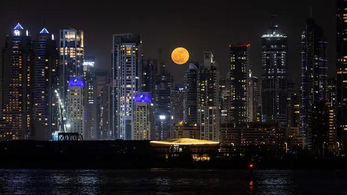 Potret Penampakan Fenomena Strawberry Moon di Sejumlah Negara
