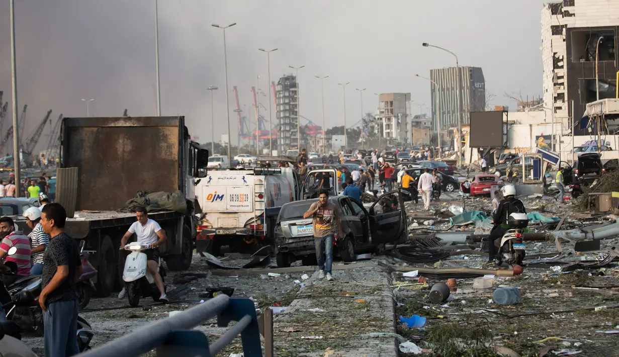 Orang-orang yang terluka mengungsi setelah ledakan dahsyat di Beirut, Lebanon, Selasa (4/8/2020). Ledakan dahsyat yang menjadi pusat perhatian dunia ini menewaskan sedikitnya 73 orang dan ribuan lainnya luka-luka. (AP Photo/Hassan Ammar)