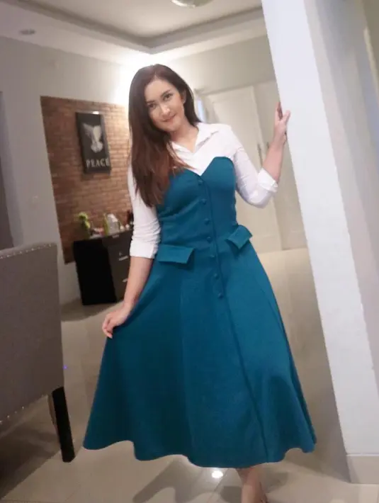 Nafa Urbach, dalam kesehariannya memang selalu memerhatikan gaya berbusananya. Meskipun bergaya kasual, namun Nafa selalu terlihat cantik dan memikat.  (Instagram/nafaurbach)