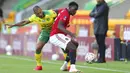 Gelandang Manchester United, Paul Pogba, berebut bola dengan pemain Norwich City, Onel Hernandez, pada laga Piala FA di Carrow Road, Norwich, Sabtu (27/6/2020). Manchester United menang 2-1 atas Norwich City. (AP/Catherine Ivill)