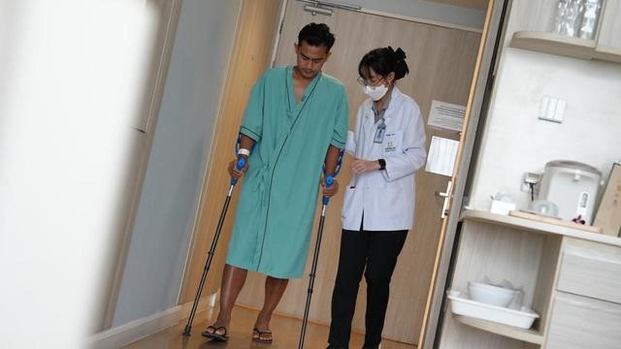 5 Foto Pratama Arhan Pakai Tongkat Usai Operasi Lutut, Fokus Rehabilitasi