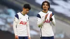 Ekspresi kecewa dua pemain Tottenham Hotspur, striker Son Heung-Min (kiri) dan gelandang Dele Alli usai dikalahkan Aston Villa 1-2 dalam laga lanjutan Liga Inggris 2020/2021 pekan ke-37 di Tottenham Hotspur Stadium, Rabu (19/5/2021). (AFP/Richard Heathcote/Pool)