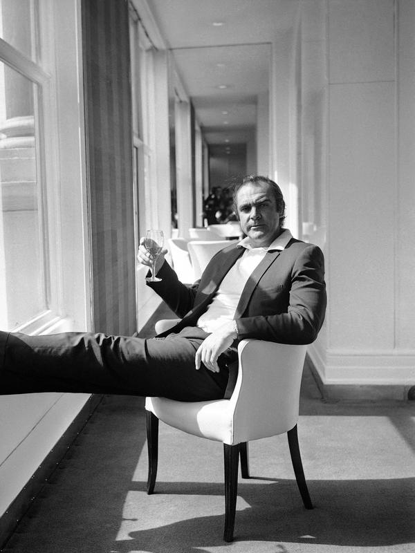 Foto file 11 April 1971, aktor Sean Connery bersantai di River Room of the Savoy Hotel di London, setelah kembali dari 