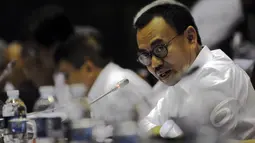  Menteri ESDM Sudirman Said mengikuti rapat kerja dengan Komisi VII DPR RI di Komplek Parlemen, Jakarta, Rabu (8/4/2015). Rapat tersebut diantaranya membahas kenaikan harga BBM, listrik, gas, dan pengelolaan blok Mahakam. (Liputan6.com/Andrian M Tunay)