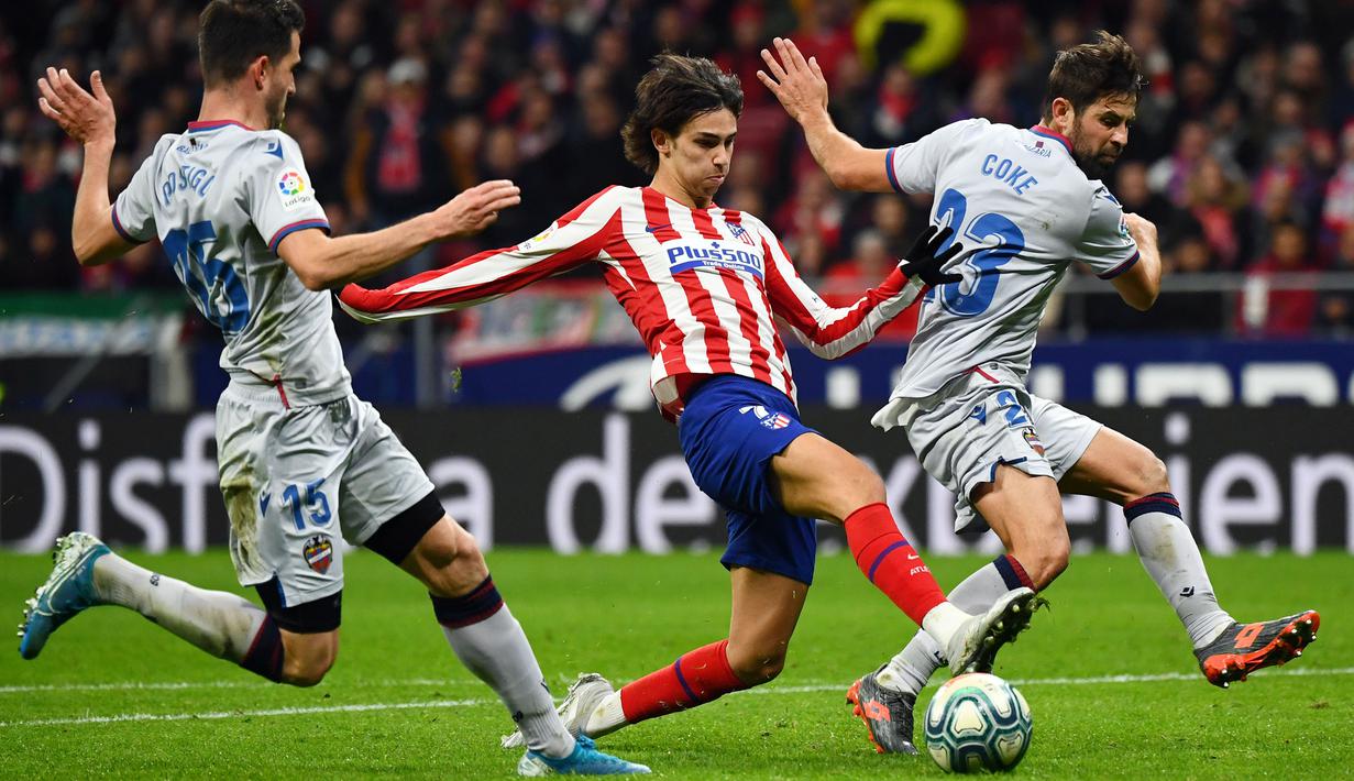 Joao Felix yang disebut-sebut sebagai "The Next Ronado"  membuat Manchester United tertarik untuk melabuhkannya ke Old Trafford di bursa transfer musim panas nanti. (AFP/Gabriel Bouys)