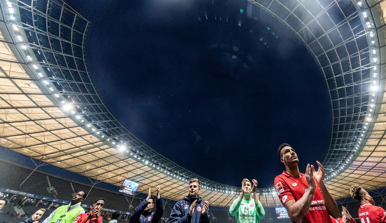 Players of 1. FSV Mainz 05 celebrate after winning the Bundesliga match between Hertha BSC and 1. FSV Mainz 05 at Olympiastadion on February 8, 2020 in Berlin, Germany. (Photo by Boris Streubel/Bundesliga/Bundesliga Collection via Getty Images)