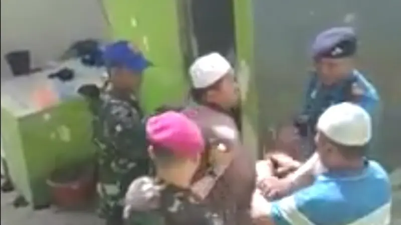 Pemimpin pondok pesantren Kolaka, Muhammad Sutamin (baju cokelat), saat diintimidasi oknum anggota TNI AL, Kamis (9/1/2020).(Liputan6.com/Ahmad Akbar Fua)