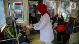 Sekelompok milenial PT KCI bernama C-Ranger membagikan masker kepada para pengguna jasa KRL di Stasiun Tanah Abang, Jakarta, Senin (17/8/2020). PT Kereta Commuter Indonesia (KCI) memperingati Hari Kemerdekaan RI dengan membagikan masker kepada para pengguna jasa KRL. (Liputan6.com/Faizal Fanani)