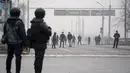 Demonstran berkumpul di depan garis polisi selama protes di Almaty, Kazakhstan, Rabu (5/2/2022). Demonstran yang menolak kenaikan harga gas cair bentrok dengan polisi di kota terbesar Kazakhstan dan mengadakan protes di sekitar kota. (AP Photo/Vladimir Tretyakov)