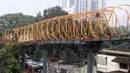 Aktivitas pekerja saat menyelesaikan pembangunan Sky Walk Kebayoran Lama, Jakarta, Selasa (11/10/2022). Skywalk dibangun dengan menghadirkan fasilitas lift yang juga dapat dinikmati teman-teman disabilitas. (Liputan6.com/JohanTallo)