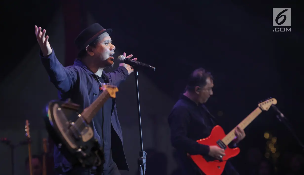 Aksi panggung vokalis Padi Reborn, Fadly saat tampil di Magnificent Seven with Padi Reborn di Avenue of the Stars, Lippo Mall Kemang, Jakarta, Jumat (27/9/2019). Para pengunjung turut menyanyi bersama dengan band legendaris yang sempat vakum pada 2011. (Kapanlagi.com/Budy Santoso)