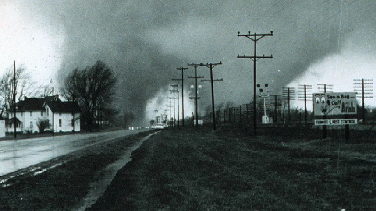 Tornado corong ganda yang besar di dekat Dunlap, Indiana antara Goshen dan Elkhart. Foto milik Paul Huffman dari Elkhart Truth. (weather.gov)