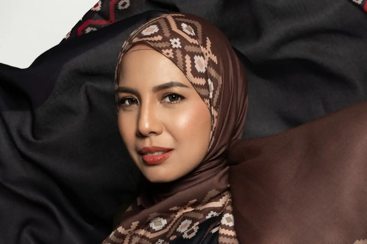 Tya Ariestya Bersama Marini Zumarnis Tampil dengan Scraf Koleksi Ramadan