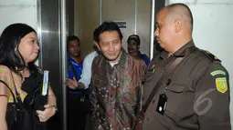 Terdakwa Udar Pristono saat tiba untuk menjalani sidang perdana kasus korupsi TransJakarta TA 2012 di Pengadilan Tipikor, Jakarta,Senin (6/4/2015). Sidang ditunda karena tim kuasa hukum terdakwa tidak hadir. (Liputan6.com/Herman Zakharia)