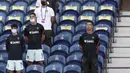 Meski tak bermain, Cristiano Ronaldo tetap memberikan dukungan kepada rekan setimnya. Dia terlihat menonton langsung dari tribun Stadion. (AP/Miguel Angelo Pereira)