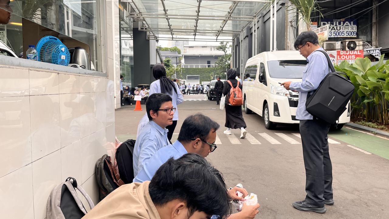 Suasana Kantor BGN Usai Dadan Hindayana Dicopot, Dijaga TNI Bersenjata Lengkap dan Pegawai Tak Boleh Masuk Ruangan
