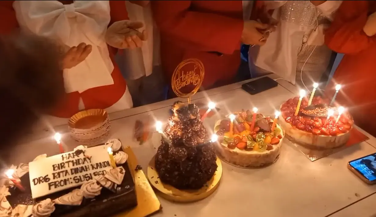 Tampak mereka yang berulang tahun berjejer  didepannya ada beberapa kue ulang tahun dan lilin. Setelah doa bersama, kemudian lanjut tiup lilin bersama-sama. [Youtube/Nourma Yunita Channel]