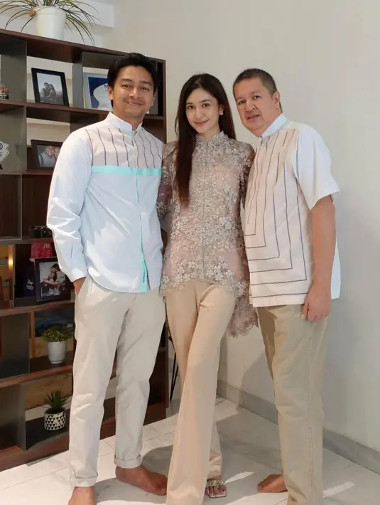<p>Mikha Tambayong terlihat cantik mengenakan blouse brokat yang dipadu celana cutbray warna krem.</p>