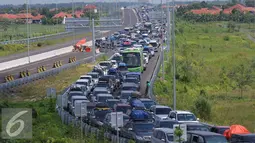 Ribuan kendaraan terjebak kemacetan di pintu tol Brebes Timur, Jawa Tengah, Minggu (3/7).Diperkirakan antrean kendaraan akan terus meningkat melihat Lebaran hanya tersisa beberapa hari lagi. (Liputan6.com/Angga Yuniar)
