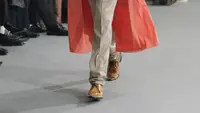 Sepatu Transparan Saint Laurent di Paris Fashion Week Dikaitkan dengan Fetish Kaki