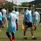 Pelatih Bhayangkara FC Simon McMenemy memimpin latihan timnya untuk laga kontra Bali United pada pekan ke-27 Liga 1 di Stadion Patriot Chandrabhaga, Bekasi, Jumat (29/9/2017). (foto: istimewa)