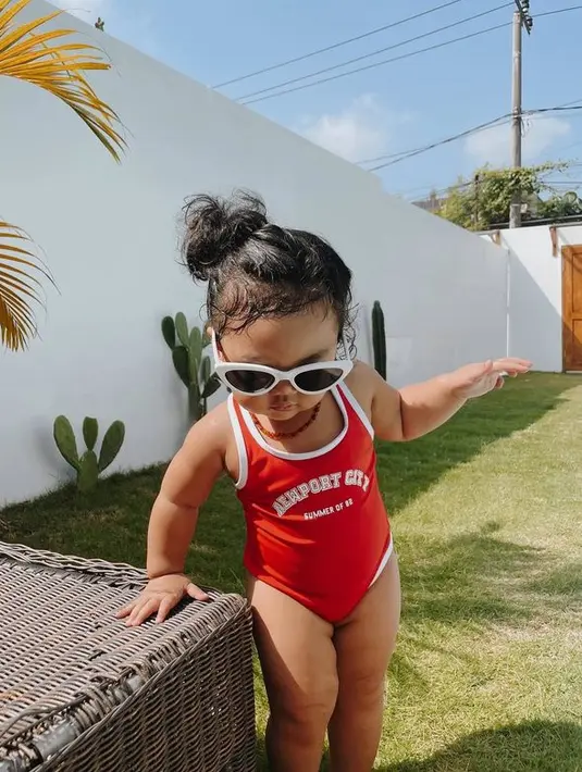 <p>Lihat betapa menggemaskannya penampilan Xarena kali ini. Ia tampil lucu saat mengenakan baju renang warna merah. [Foto: instagram.com/xarenazenata]</p>