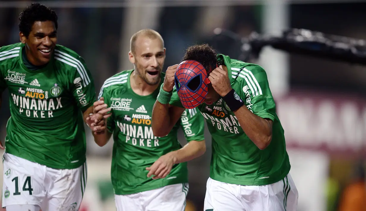 Selebrasi topeng Spiderman acap terlihat saat Auba mencetak gol. Kontribusinya selama 4 tahun hasilkan gelar Piala Liga Prancis pada tahun 2012. (AFP/Jeff Pachoud)