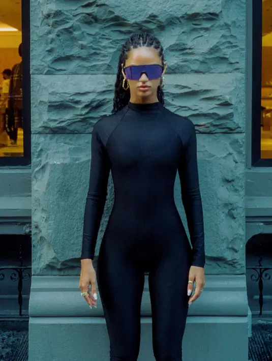 Gaya jumpsuit ketat lainnya dengan kesan futuristik lewat polesan sunglasses yang sophisticated (IG @juliananalu)