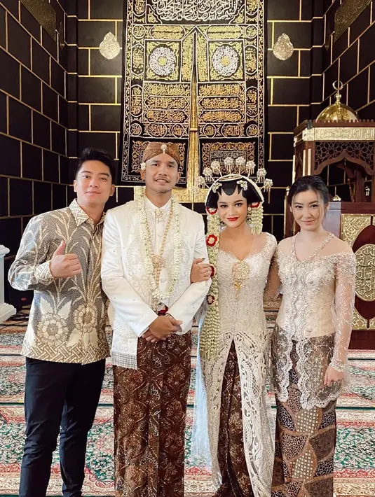 Menghadiri pernikahan dengan batik dan kebaya (Foto: Instagram @karbearv)