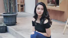 Ersya Aurelia kerap kali tampil dalam pakaian yang menonjolkan warna kulitnya yang kuning langsat. Salah satu warna pakaian yang kerap ia kenakan adalah warna hitam. (Liputan6.com/IG/ersyaurel)