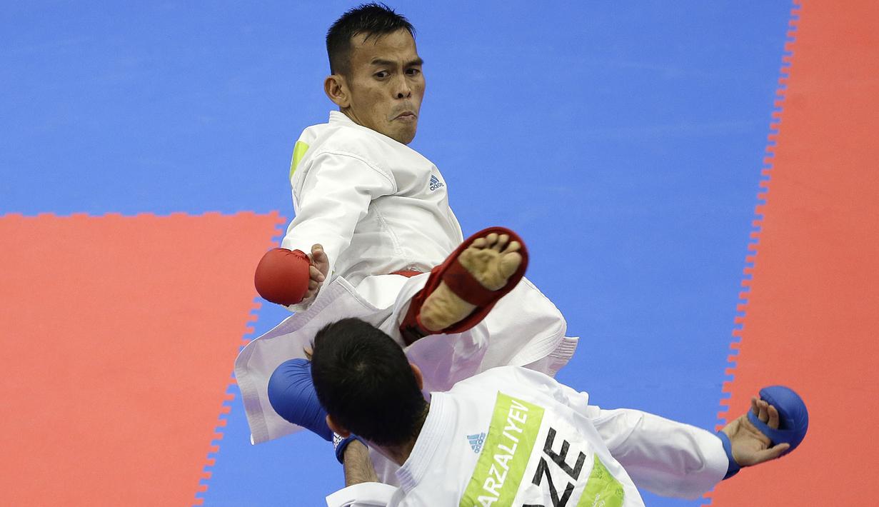 Suryadi karateka Indonesia melawan Firdovs Farzaliyev Azerbaijan di nomor kumite kelas 60 kg pada Islamic Solidarity Games, Minggu (13/5/2017) di Baku, Azerbaijan. (AFP/Patrick Baz)