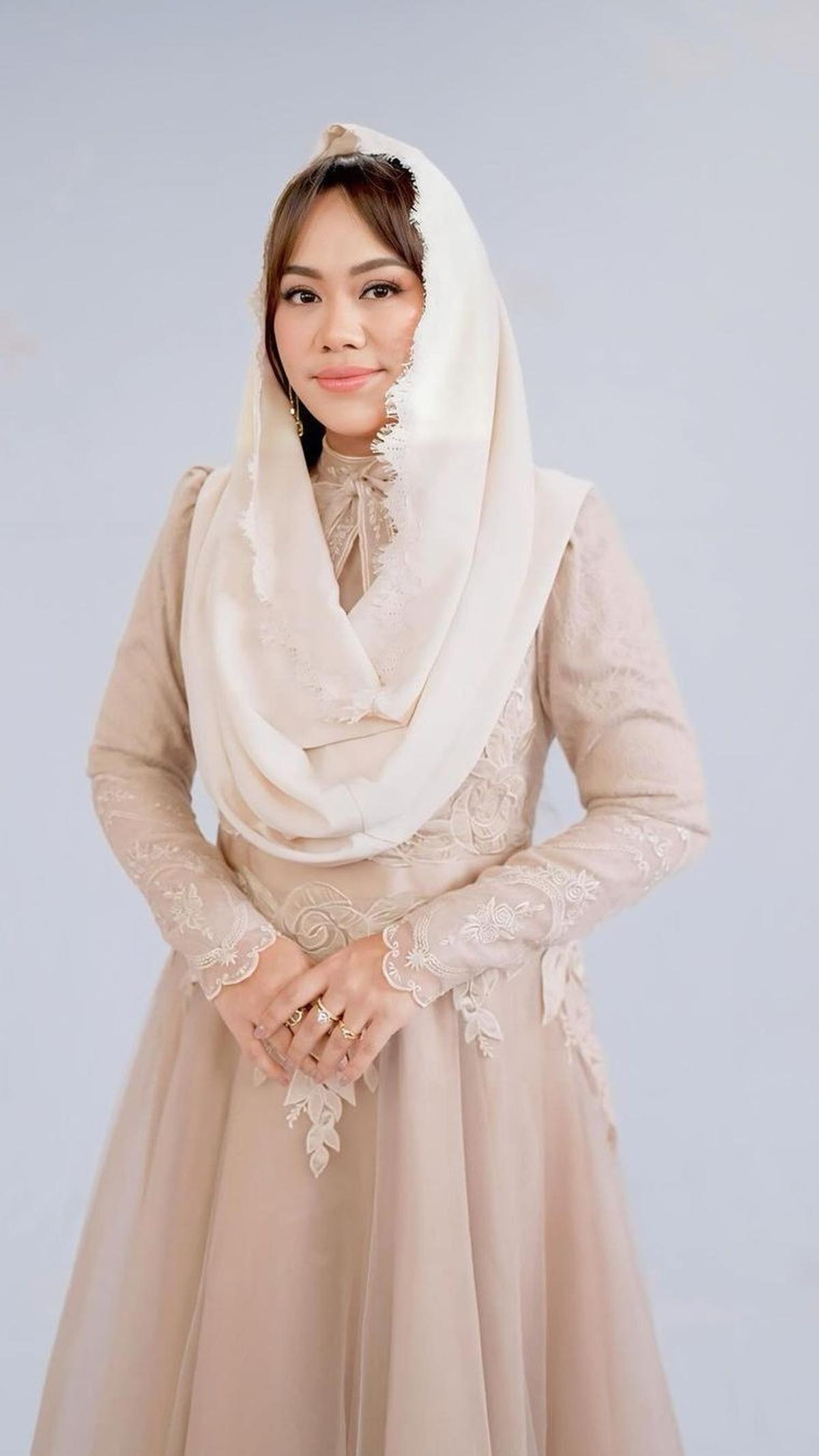 Wanita berusia 34 tahun ini menempuh pendidikan S1 di Universitas Pelita Harapan&nbsp; jurusan Ilmu Hubungan Internasional. Ia mendapatkan gelar Master of Science di University College London.