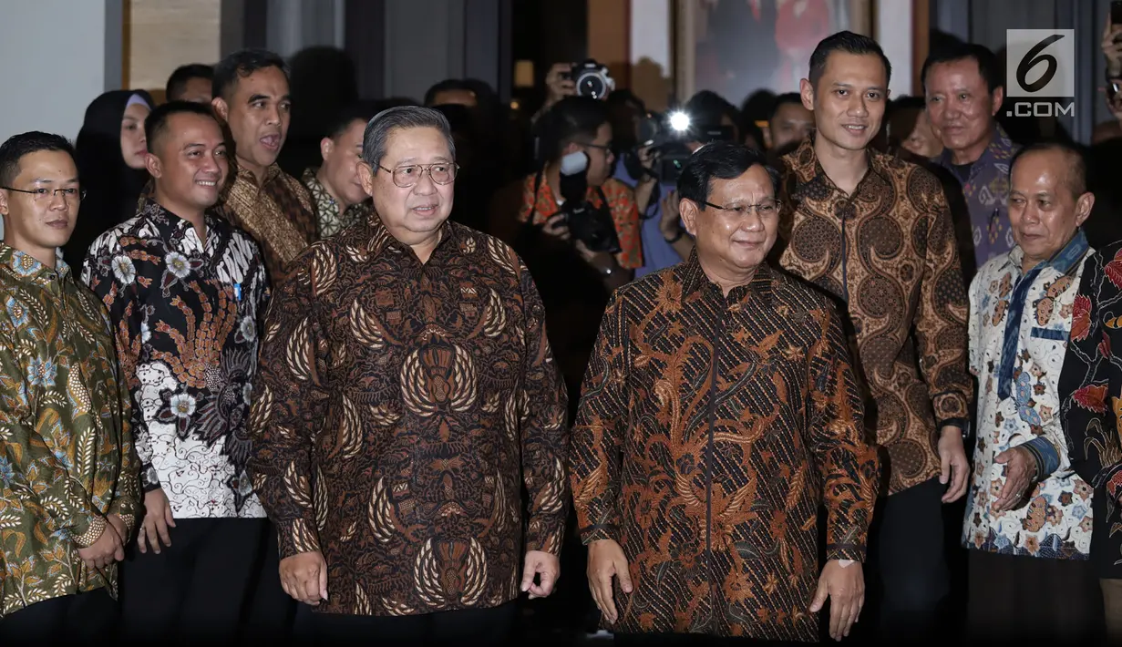 Ketum Partai Demokrat Susilo Bambang Yudhoyono (SBY) didampingi Ketum Partai Gerindra Prabowo Subianto dan sejumlah petinggi kedua partai menyapa awak media usai menggelar pertemuan di Mega Kuningan, Jakarta, Selasa (24/7). (Merdeka.com/Iqbal S. Nugroho)