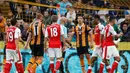 Pemain Hull City, Jake Livermore, mendapat kartu merah setelah menyentuh bola tendangan pemain Arsenal, Laurent Koscielny, pada laga lanjutan Premier League, di KCOM Stadium, Sabtu (17/9/20106). (Reuters/Russell Cheyne)