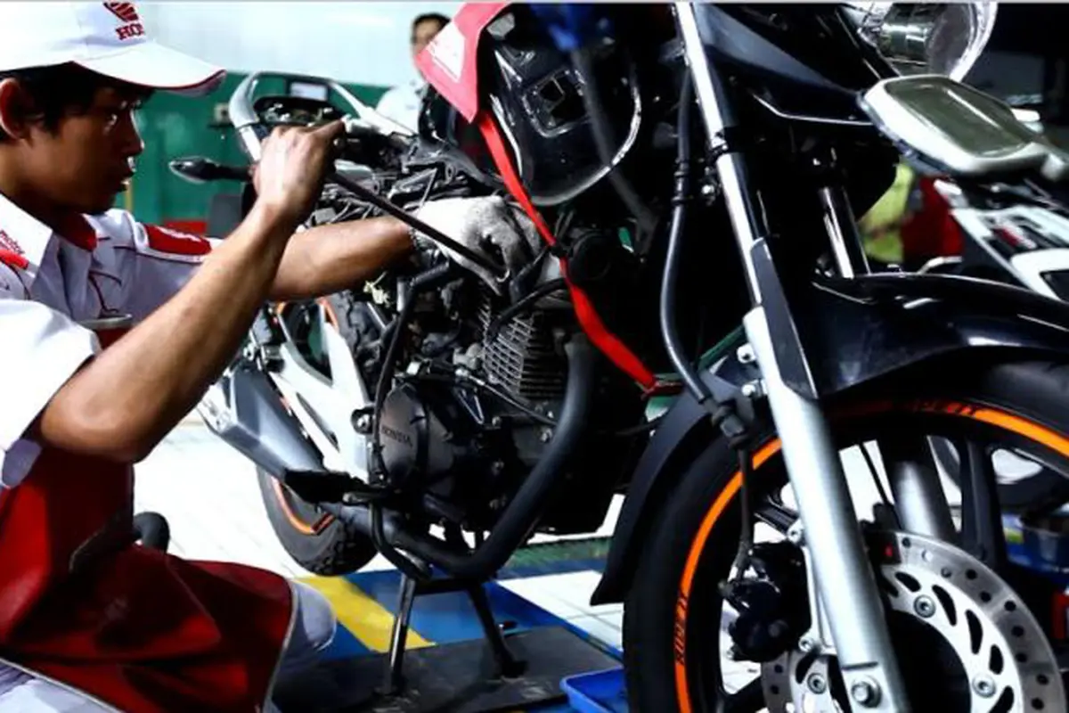 Asap Hitam Keluar dari Knalpot Saat Motor Dipanaskan, Kenapa?