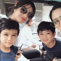 Anak Bunga Zainal dan Kakak Sambungnya (Sumber: Instagram/bungazainal05)