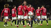 Pemain Manchester United, Casemiro melakukan selebrasi bersama rekan-rekannya setelah mencetak gol ke gawang Crystal Palace pada laga putaran ketiga Carabao Cup 2023/2024 di Old Trafford, Manchester, Inggris, Rabu (27/09/2023). Casemiro juga mencatatkan statistik apik dengan membuat akurasi umpan hingga 88 persen, mengirim satu operan kunci, 10 umpan panjang akurat, dan menciptakan satu peluang emas. Tak hanya itu, pria 31 tahun itu juga solid dalam bertahan dengan membuat dua kali melakukan tekel, tiga kali intersep, dan tiga kali memenangi duel.  (AP Photo/Dave Thompson)