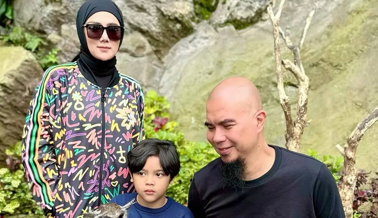 <p>Ali saat ini pun sudah sangat besar yang tampil semakin ganteng. Banyak netizen pun menyoroti penampilan Ali yang mungkin bakal menjadi musisi seperti ayahnya. Banyak penggemar dari Mulan Jameela mendoakan Ali bisa sukses di dunia musik. (Liputan6.com/IG/@ahmaddhaniofficial)</p>