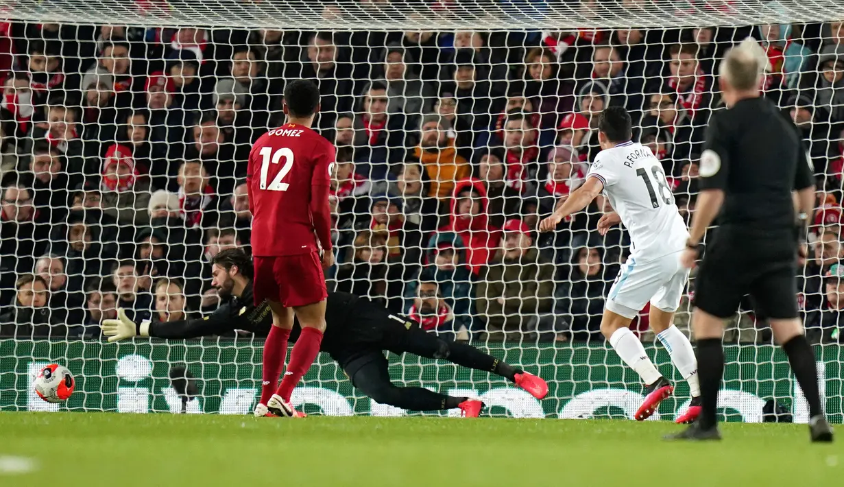 Pemain West Ham Pablo Fornals (kedua kanan) mencetak gol ke gawang Liverpool pada pertandingan Liga Inggris di Stadion Anfield, Liverpool, Inggris, Senin (24/2/2020). Liverpool mengalahkan West Ham dengan skor 3-2. (AP Photo/Jon Super)