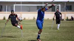 Seorang pemain klub Al-Jazeera (hitam) menendang bola dalam pertandingan final kejuaraan lokal sepak bola korban amputasi melawan Al-Abtal yang diselenggarakan oleh Komite Palang Merah Internasional (ICRC), di tengah pandemi COVID-19, di Kota Gaza, Palestina, (18/3/2021). (AFP/Mohammed Abed)