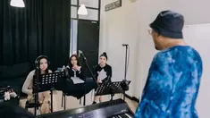 Lyodra, Tiara Andini dan Ziva Magnolya terlihat latihan bersama untuk persiapan Konser Super Diva pada November mendatang. Tiga besar pemenang Indonesian Idol season 10 ini tampak serius mendengar arahan dari vocal director Irvnat Natadiningrat. (Liputan6.com/IG/@superdiva.official)