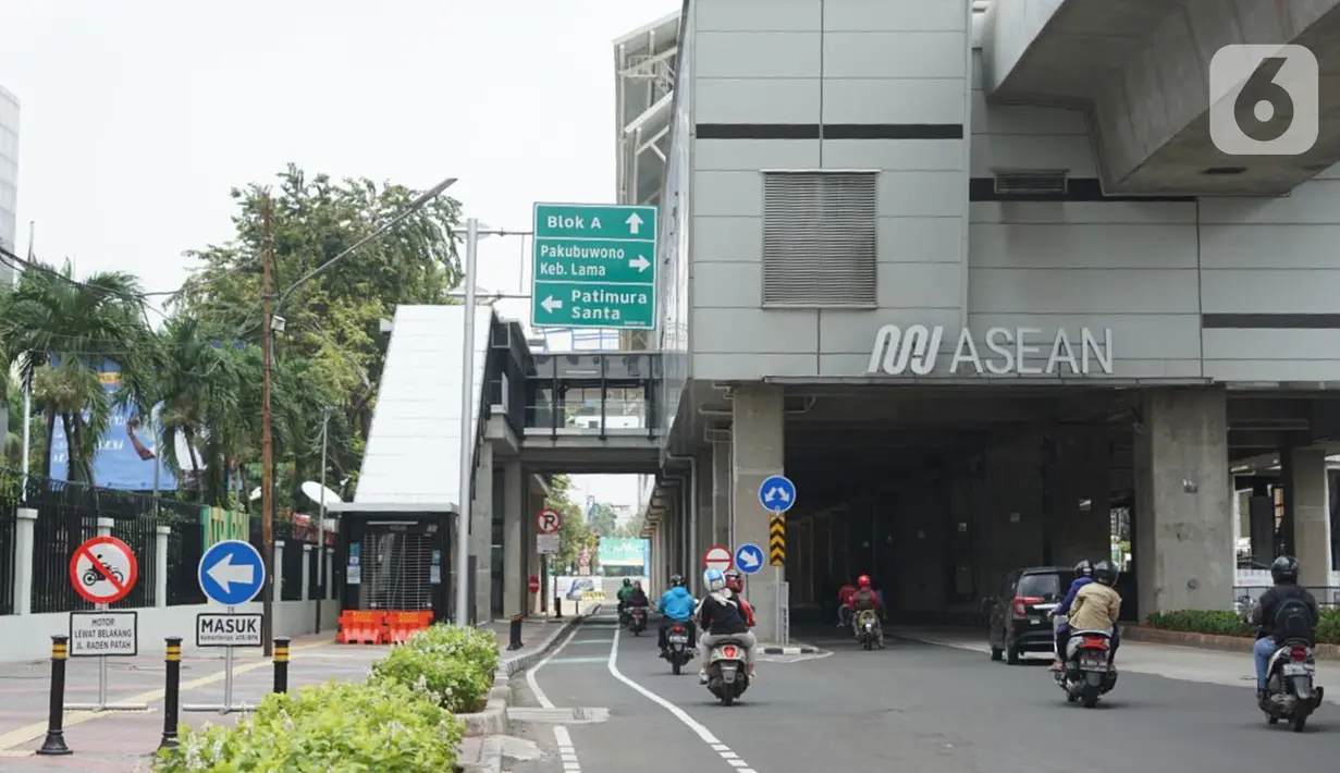 Suasana Stasiun MRT ASEAN yang sepi karena ditutup di Jakarta, Senin (20/4/2020). PT MRT Jakarta (Perseroda) membatasi operasional MRT pada Stasiun Haji Nawi, Stasiun Blok A, dan Stasiun ASEAN mulai Senin 20 April 2020. (Liputan6.com/Immanuel Antonius)