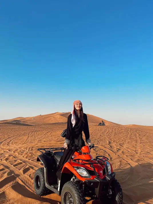 Nggak afdol rasanya ke Dubai kalau nggak ke Dubai Desert Safari.  [@aaliyah.massaid]