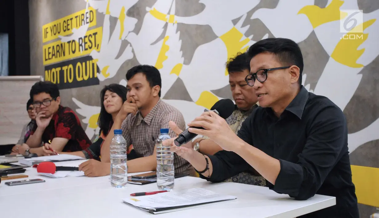 Direktur Eksekutif Amnesty International Indonesia, Usman Hamid (kanan) memberi keterangan di Jakarta, Kamis (5/4). Amnesty International Indonesia menyesalkan putusan MA yang menolak PK kasus Basuki Tjahaja Purnama. (Liputan6.com/Helmi Fithriansyah)