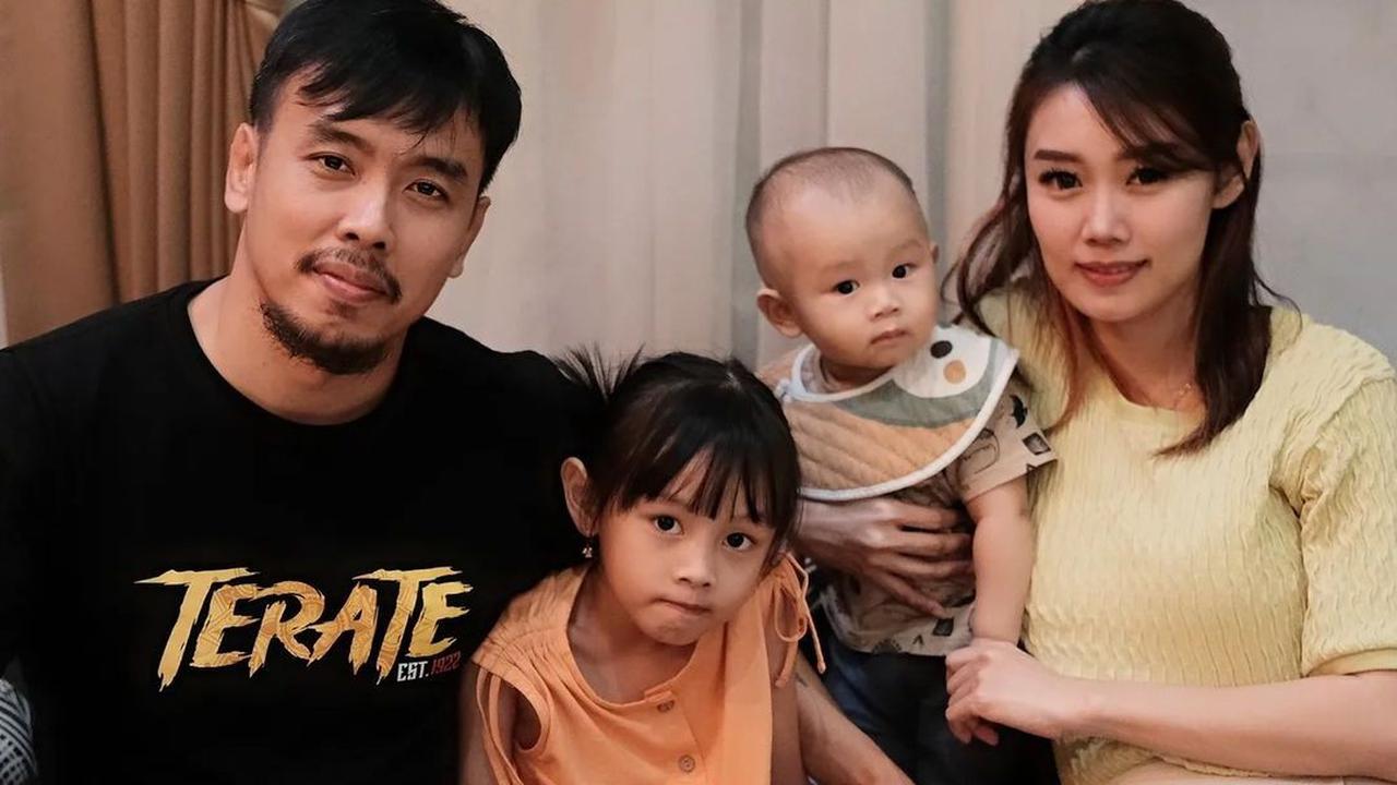 Sedang Bersama Istri dan Anaknya